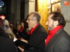 Foto 3 - La Coral de Béjar lleva la música navideña a las residencias de mayores y anima la Calle Mayor