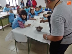 Foto 4 - Los más pequeños se convierten en pasteleros en el taller de chocolate 