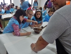 Foto 3 - Los más pequeños se convierten en pasteleros en el taller de chocolate 