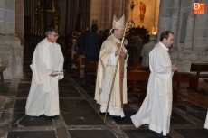 Foto 3 - Numerosos fieles asisten a la Misa Estacional por la Natividad del Señor