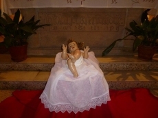 Foto 4 - Los belenes navideños decoran la iglesia de San Pedro