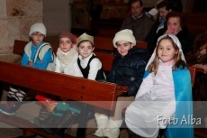 Foto 4 - Los niños de catequesis sorprenden con un trabajado teatrillo navideño 