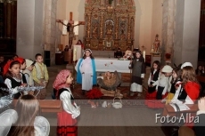 Foto 3 - Los niños de catequesis sorprenden con un trabajado teatrillo navideño 