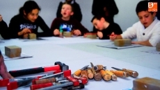 Foto 3 - Los niños aprender a tallar piedra con El Jardín de las Delicias