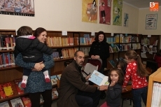 Foto 3 - Los niños abren el programa de actividades navideñas con una divertida representación