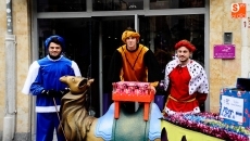 Foto 4 - Los pajes de los Reyes Magos recorren el centro de la ciudad