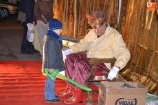 Foto 5 - Cientos de niños le cuentan al Cartero Real lo que han pedido a Sus Majestades
