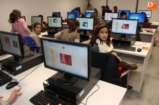 Foto 6 - Los más pequeños aprenden a realizar postales de Navidad