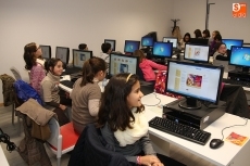 Foto 4 - Los más pequeños aprenden a realizar postales de Navidad