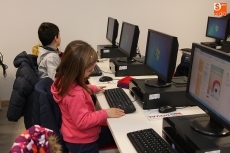 Foto 3 - Los más pequeños aprenden a realizar postales de Navidad