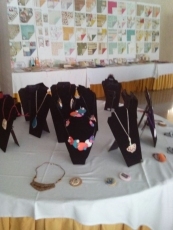 Una exposición ofrece técnicas de manualidades para tiendas y profesores