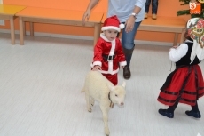 Un cordero se convierte en el gran animador de la fiesta de Navidad de la Escuela Infantil