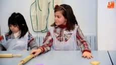 Los m&aacute;s peque&ntilde;os aprenden a hacer galletas en el Taller de Navidad