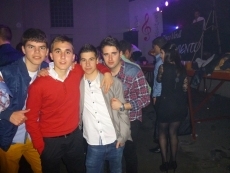 Foto 6 - Los villorejos reciben con alegría el 2015