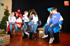 Foto 6 - Los niños de Pizarrales entregan las cartas a los pajes de los Reyes Magos de Oriente
