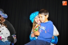 Foto 5 - Los niños de Pizarrales entregan las cartas a los pajes de los Reyes Magos de Oriente