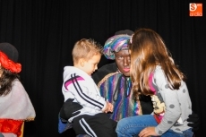 Foto 4 - Los niños de Pizarrales entregan las cartas a los pajes de los Reyes Magos de Oriente
