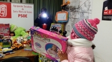 Foto 4 - Los Reyes Magos reparten juguetes en la sede del PSOE