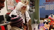 Foto 3 - Los Reyes Magos reparten juguetes en la sede del PSOE