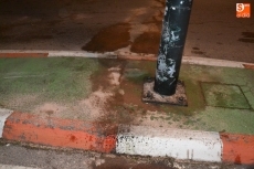 Foto 3 - Se empotra con su turismo contra una farola y lo deja abandonado