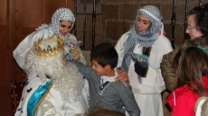 Foto 6 - Los Reyes Magos pasean por las calles de Babilafuente antes de repartir los regalos