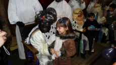 Foto 5 - Los Reyes Magos pasean por las calles de Babilafuente antes de repartir los regalos