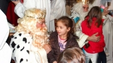 Foto 4 - Los Reyes Magos pasean por las calles de Babilafuente antes de repartir los regalos