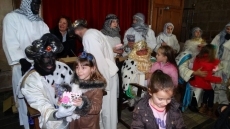 Foto 3 - Los Reyes Magos pasean por las calles de Babilafuente antes de repartir los regalos