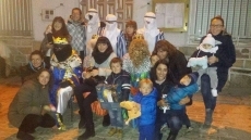 Foto 4 - Castillejo de Martín Viejo recibe a los Reyes al calor de la hoguera