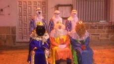 Foto 3 - Castillejo de Martín Viejo recibe a los Reyes al calor de la hoguera