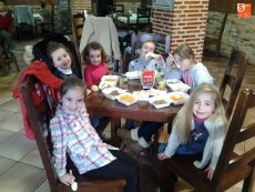 Foto 5 - Los mayores de Linares de Riofrío recrean por séptimo año la tradición de la matanza vecinal