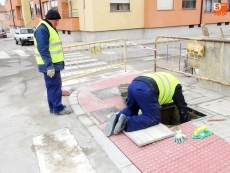 Foto 4 - El rebaje de cerca de 400 bordillos de los barrios trastormesinos da trabajo a 40 desempleados 
