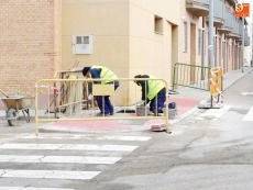 Foto 3 - El rebaje de cerca de 400 bordillos de los barrios trastormesinos da trabajo a 40 desempleados 