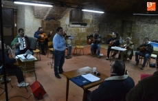 Foto 5 - La Rondalla prepara sus Coplas estrenando local de ensayos