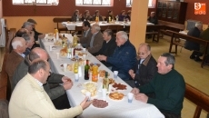 Foto 4 - Los mirobrigenses, fieles a los panecitos y aguinaldos de San Antón en San Andrés