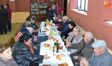 Foto 3 - Los mirobrigenses, fieles a los panecitos y aguinaldos de San Antón en San Andrés