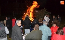 Foto 6 - La Charanga Los Bemoles anima la hoguera de San Antón en El Puente