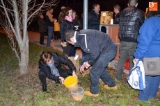 Foto 5 - La Charanga Los Bemoles anima la hoguera de San Antón en El Puente