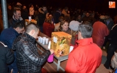 Foto 4 - La Charanga Los Bemoles anima la hoguera de San Antón en El Puente