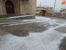 Foto 5 - La nieve se asoma con timidez en la comarca a primera hora de la mañana