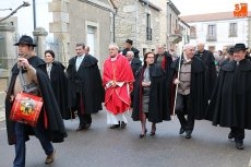 Foto 4 - Los cofrades de San Sebastián lucen de nuevo sus capas negras en Villavieja
