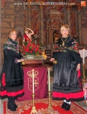 Foto 3 - Las mujeres honran sus tradiciones cantando 'El Ramo' a su patrón a pesar de la nieve