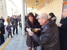 Foto 5 - Los vecinos capean el frío para acompañar a San Vicente en procesión