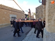Foto 6 - Los vecinos capean el frío para acompañar a San Vicente en procesión