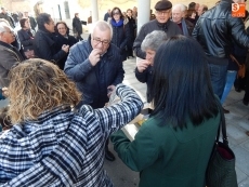 Foto 3 - Los vecinos capean el frío para acompañar a San Vicente en procesión
