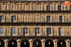 Foto 6 - Patrimonio hará cambiar los colores de algunas contraventanas de la Plaza Mayor