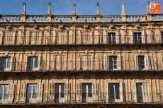 Foto 5 - Patrimonio hará cambiar los colores de algunas contraventanas de la Plaza Mayor