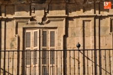 Foto 3 - Patrimonio hará cambiar los colores de algunas contraventanas de la Plaza Mayor