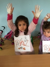 Foto 6 - Los niños de la Guardería celebran con sus manos blancas el día de la Paz