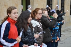 Foto 6 - Alumnos y profesores del colegio de Las Esclavas dicen 'no' a la violencia 